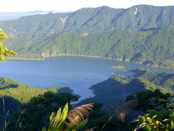 登上甲仙六義山登山步道制高點俯瞰南化水庫，湖光山色盡收眼底。 (圖/南橫三星JSP區域聯盟 提供)