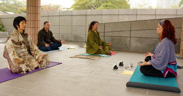 在美術館及中央公園中，都能見到「Kaohsiung Yogi」的身影。(圖/Anita 攝)