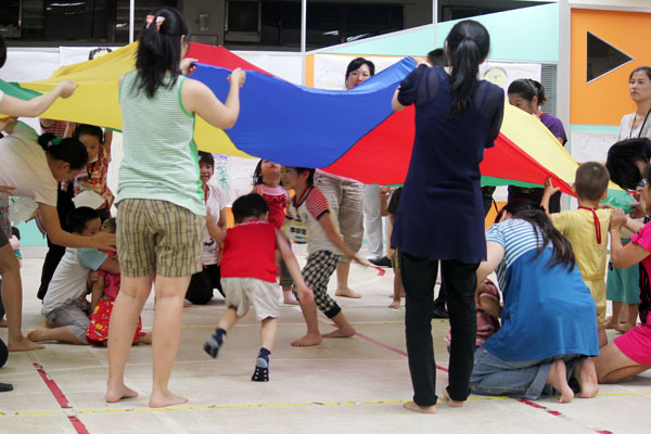 遲緩兒童與家長一起參與療育活動，可促進親子關係。(圖/高雄市政府社會局 提供)