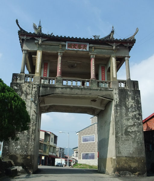 巍峨的東門樓就在美濃紅線古蹟之旅的自行車道路線上。(圖/方昭禪 攝)