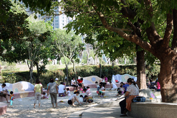 兒童美術館外的大沙坑是孩子們手腳並用的創作空間。（圖/洪崑哲）