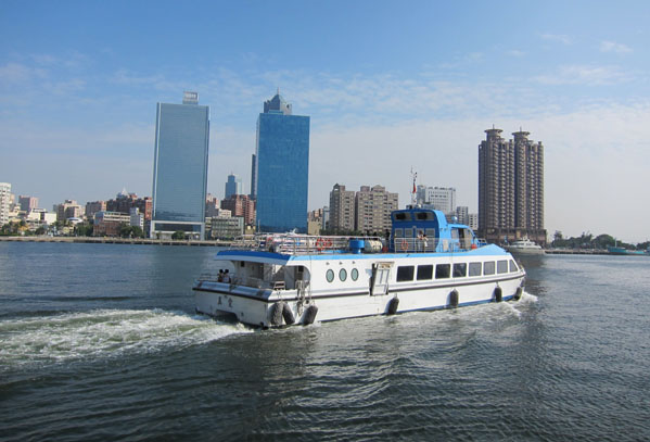 想感受高雄港國際港灣的氣勢，就從搭乘觀光遊港輪開始。（圖/高雄市輪船公司 提供）