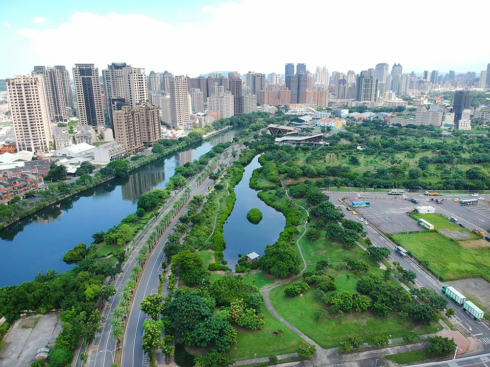 被大樓圍繞的中都濕地公園，是城市裡彌足珍貴的綠意仙境。