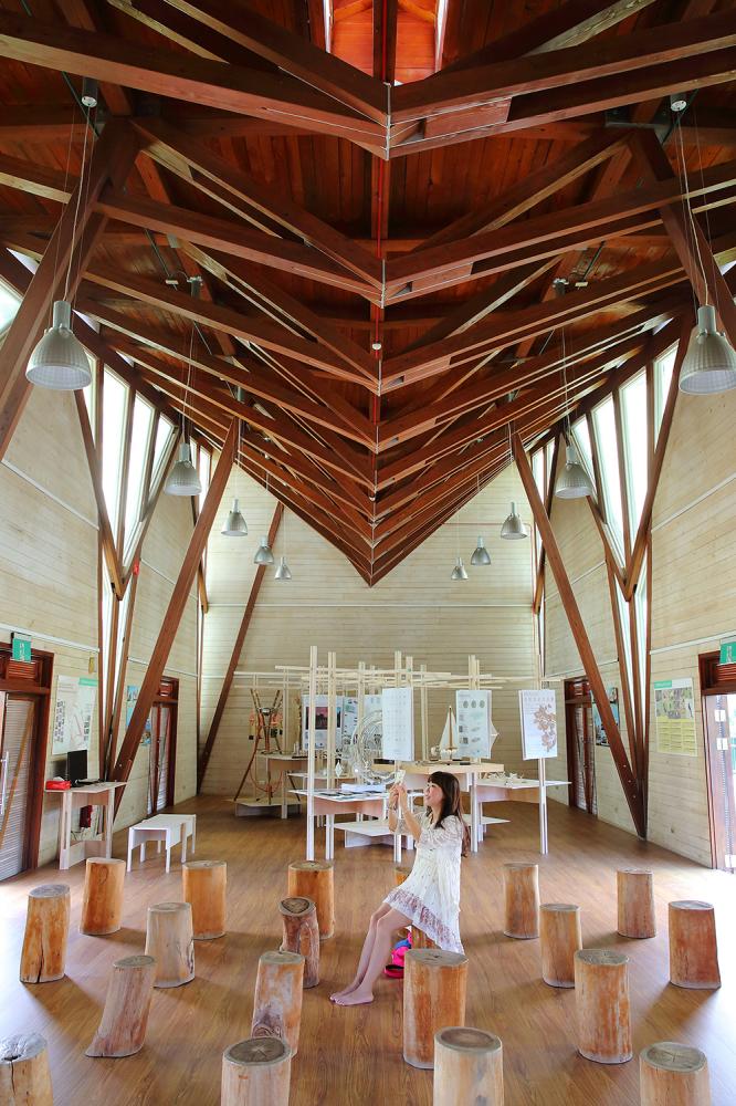 遊客中心有生態展覽，搭配木造建築的設計，更貼合自然景觀。