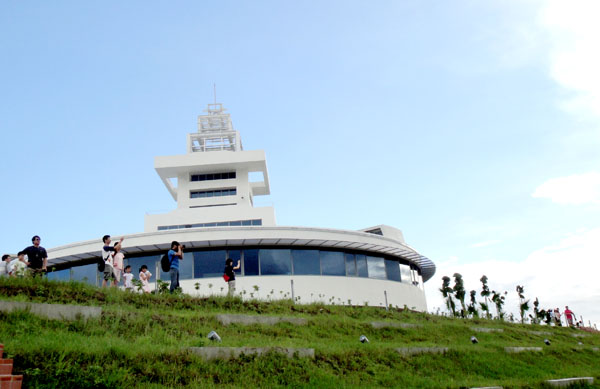 高字塔360度旋轉餐廳可盡覽文化園區風光。（圖/張筧 提供）