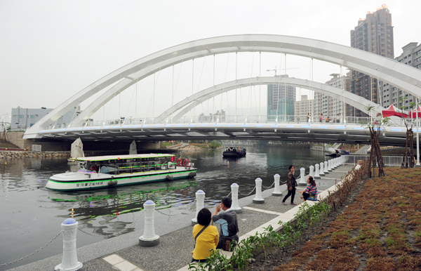 中都園道願景橋連起美術館園區與中都濕地公園。（圖/鮑忠暉 攝）