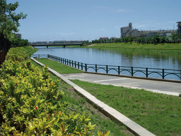 後勁溪整治後，提供居民休閒運動的新空間。（圖/高雄市政府工務局 提供）