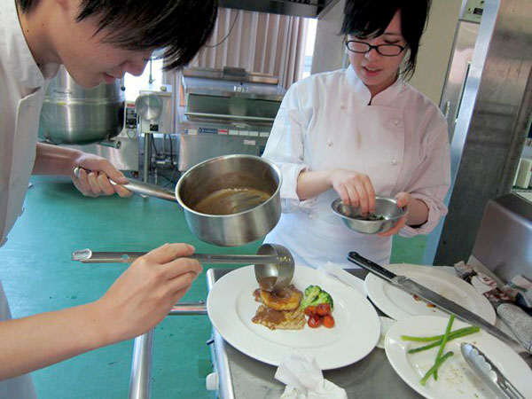 美食深度體驗營學員學習做出美味的專業料理。(圖/國立高雄餐旅大學 提供)