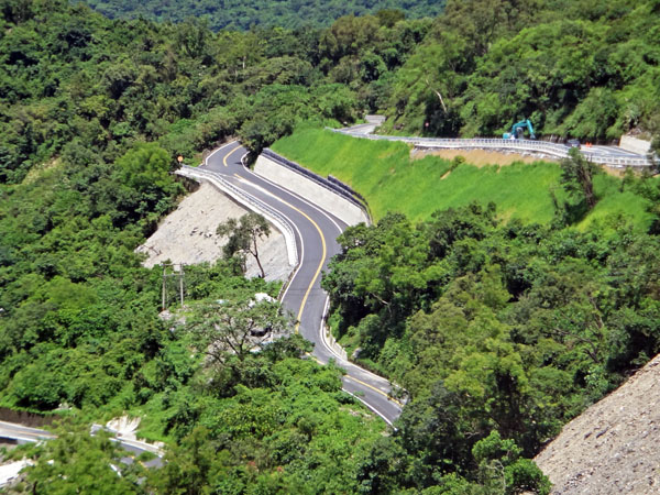 茂林高132線持續進行修建工程。(圖/蘇志勳 攝)