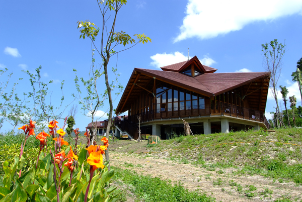 那瑪夏民權國小以環保方式興建的圖書館。（圖/鮑忠暉 攝）