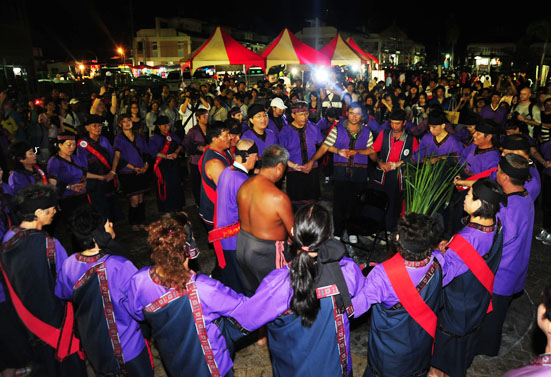 小林夜祭中，眾人手環著手圍成圓圈進行牽曲，齊吟古調。（圖/鮑忠暉 攝）