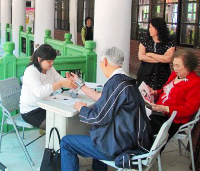 市府透過預防健檢及貼心衛教，為銀髮族健康把關。（圖/達欣基金會 提供）