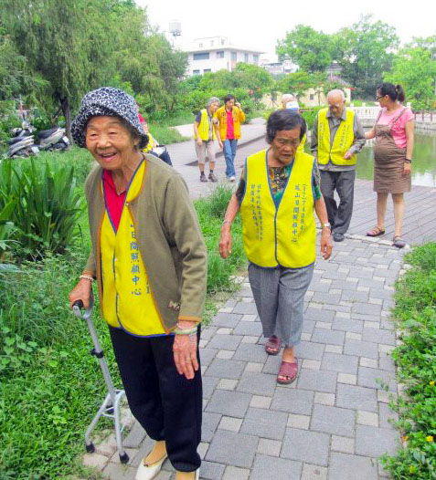 銀髮族們在日間照顧中心人員陪伴下，開心暢遊曹公圳。（圖/達欣基金會 提供）