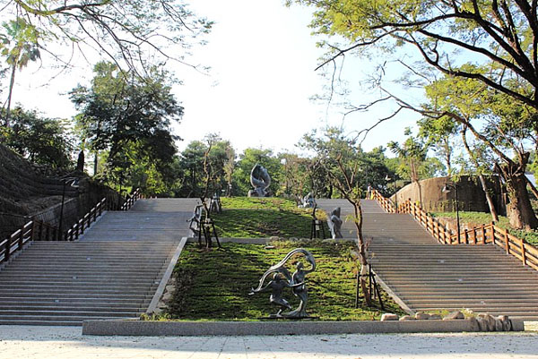 從整建後的旗山鼓山公園拾階而上，登頂可俯瞰當地街景。（圖/高雄市政府工務局養護工程處 提供）