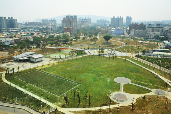 右昌森林公園擁有大面積草坪與讓遙控飛機翱翔的飛行場地。（圖/高雄市政府工務局 提供）