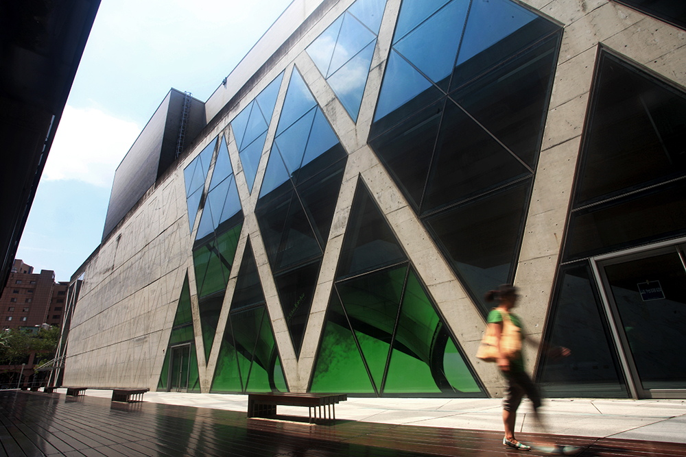 演藝廳及展覽館外觀為X型清水混凝土，搭配複層玻璃帷幕，令人有種在紐約時代廣場第五大道的錯覺。