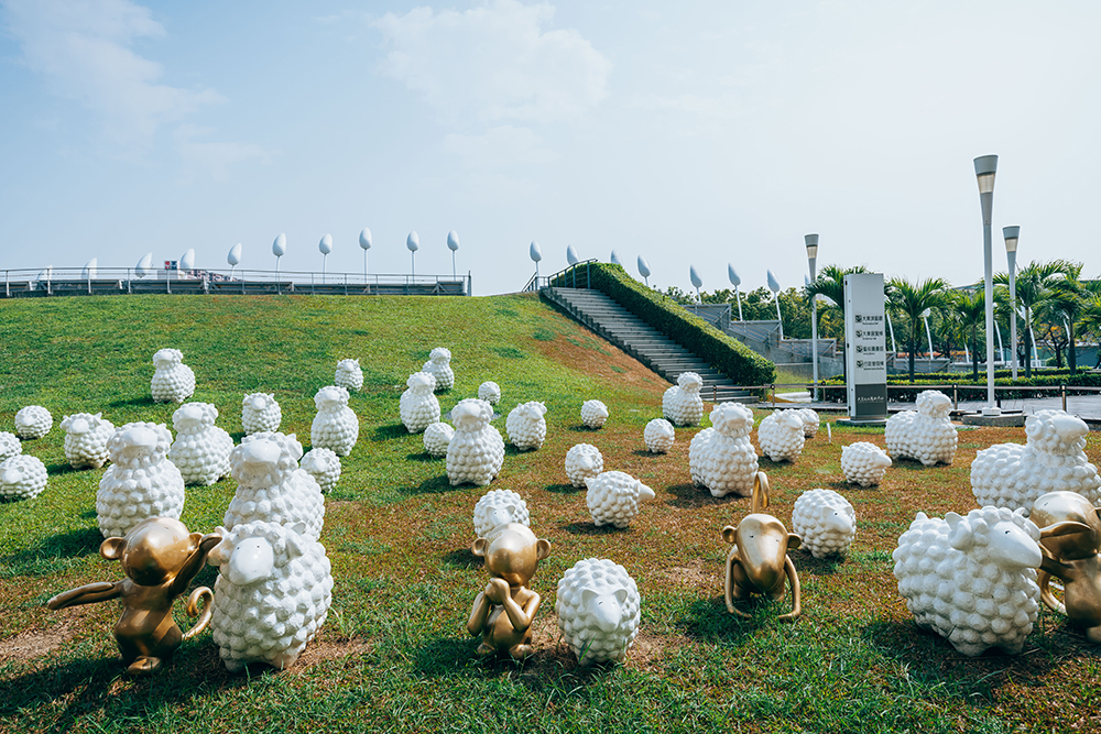 草皮上可愛又療癒小羊，是藝術家蔡坤霖創作的「詩步領羊」。