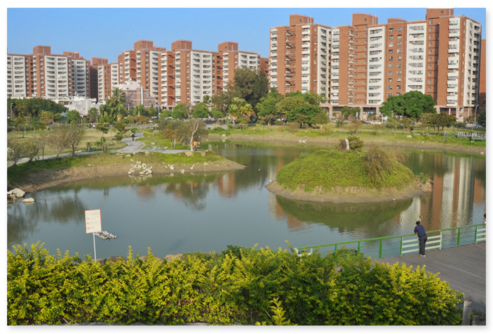 岡山河堤公園風景優美適合散步小憩。（圖∕張筧 攝）