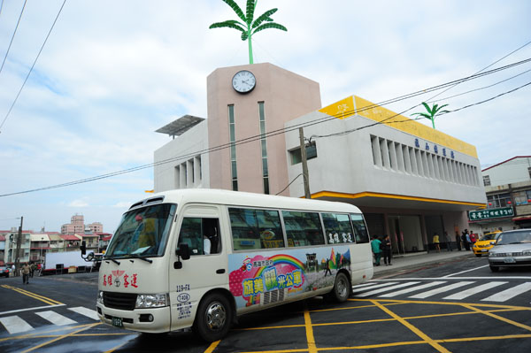 旗山轉運站站體融合旗山在地文化特色。（圖∕鮑忠暉 攝）