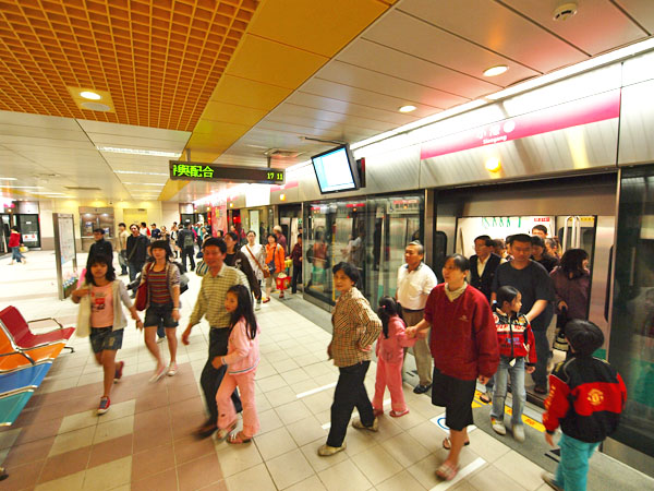 轉乘方便的公車路網讓高雄捷運運量屢創新高。（圖∕張簡英豪 攝）