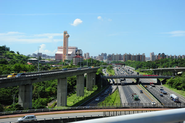 高雄市政府正著手改善鼎金系統交流道壅塞狀況。（圖∕鮑忠暉 攝）