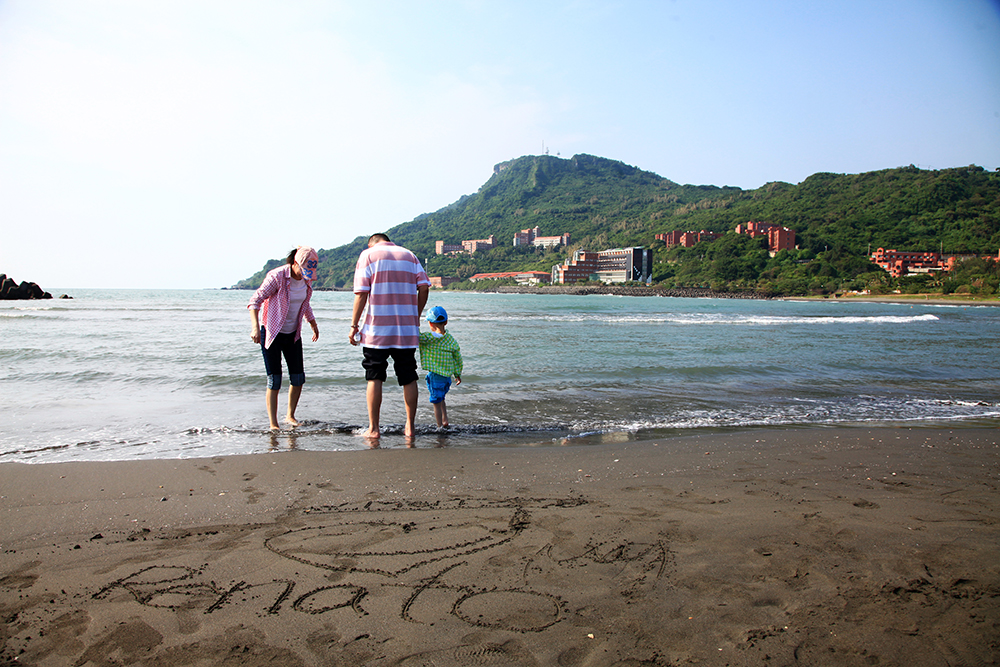 一起在沙灘上寫下愛的宣言。