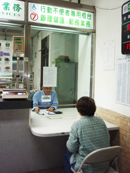 高雄市的郵局針對身障朋提供友善的洽辦櫃檯。（圖∕高雄市政府工務局 提供）