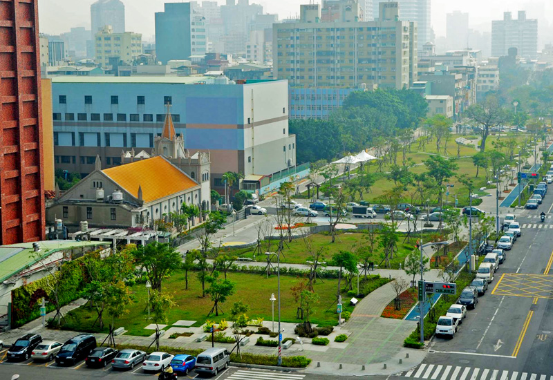 鹽埕綠廊讓老舊社區再展新顏，附近舊鐵道也變身為自行車道，吸引民眾前往遊憩。（圖∕鮑忠暉攝‧張簡英豪 攝）