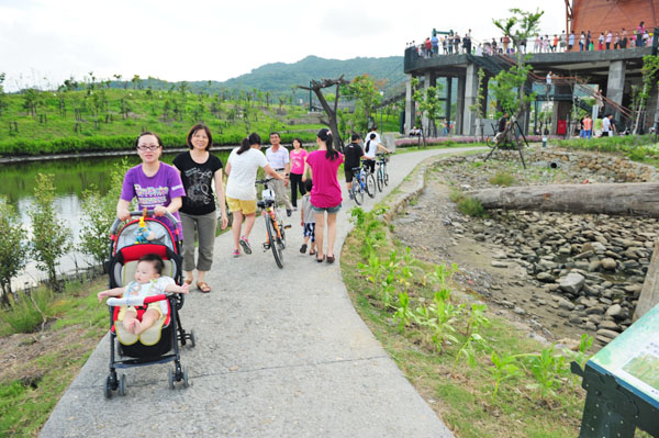 中都濕地已成為市民朋友觀察生態、休閒的新天地。（圖∕鮑忠暉 攝）