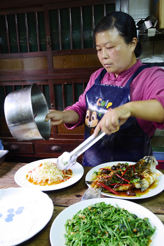 陳秀榕自學自創烹調出令人垂涎的梅子料理。（圖∕張簡英豪 攝）