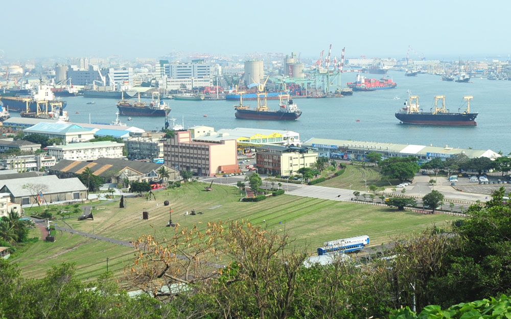 哈瑪星鐵道文化園區宛如戶外雕塑公園。（圖∕鮑忠暉 攝）