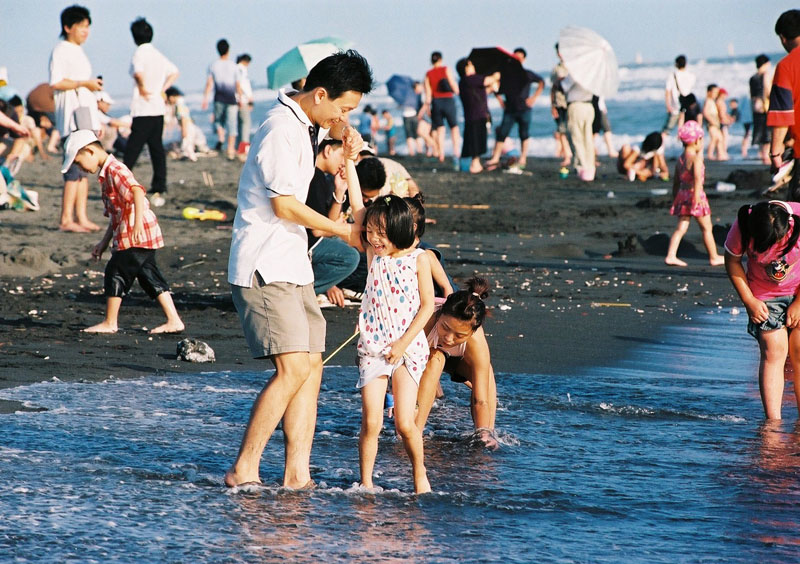 到旗津海岸戲水或在踩風大道騎自行車都是夏日遊高雄的好方式。（圖∕鮑忠暉‧徐世雄 攝）