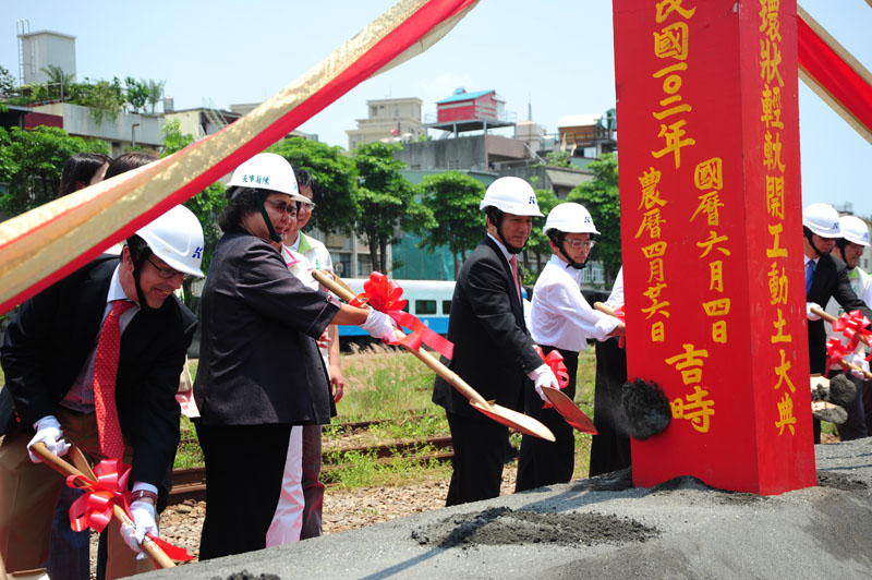 水岸輕軌今年6月正式開工，沿線閒置的土地開發已如火如荼展開。（圖∕鮑忠暉 攝）