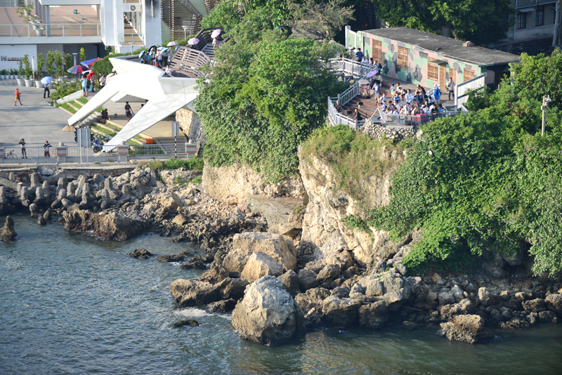 築堤造地及後線土地綠美化工程讓整個西子灣風景區的景觀更美麗。（圖∕鮑忠暉 攝）