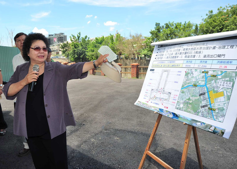 陳菊市長在雨季來臨前視察山仔頂溝滯洪池工程。（圖∕鮑忠暉 攝）