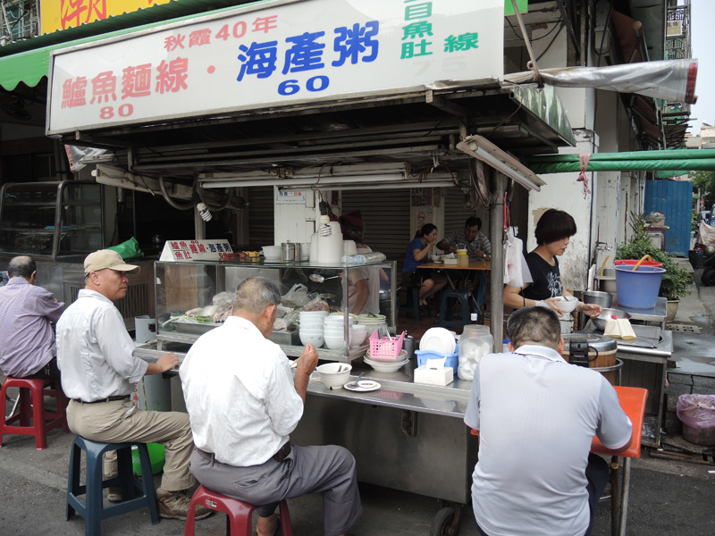 苓雅自強夜市的攤位前有許多在地的老客人。（圖∕徐世雄 攝）