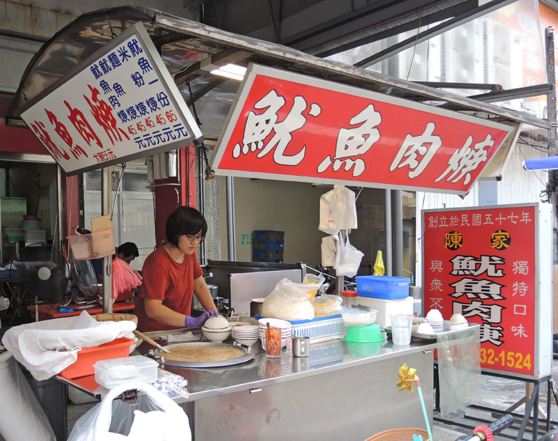 苓雅自強夜市有許多經營數十年的老攤古早味美食。（圖∕徐世雄 攝）