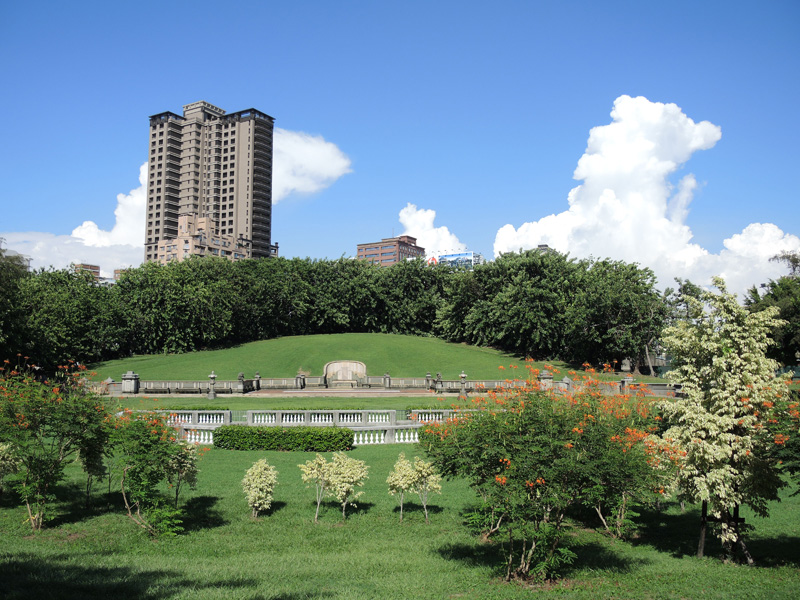 隱身城市裡的陳中和墓園花木扶疏綠草如茵。（圖∕徐世雄 攝）