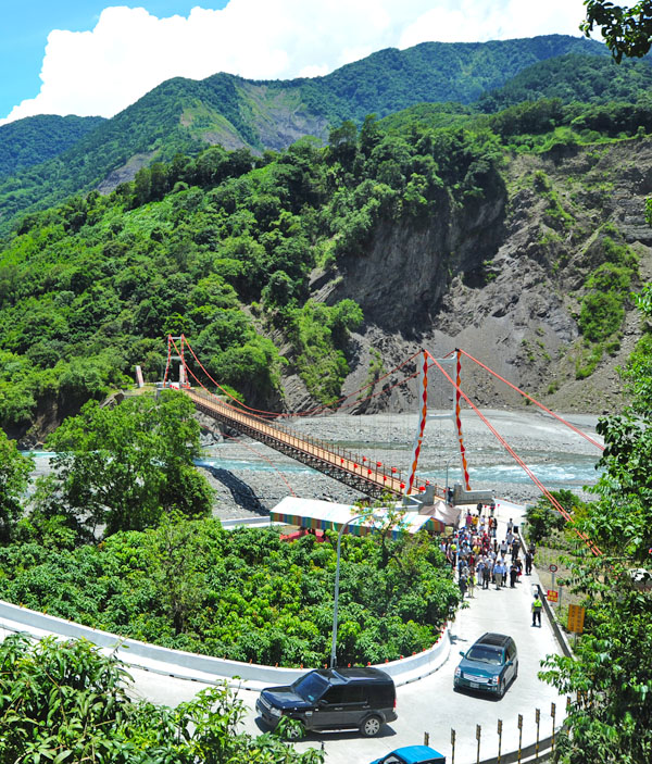 達西霸樂吊橋有如原住民頭上的五彩頭飾。（圖∕鮑忠暉 攝）