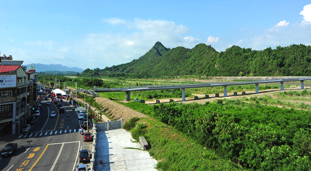 旗山地景橋重新啟用，是民眾遊旗山重要景點。（圖∕鮑忠暉 攝）