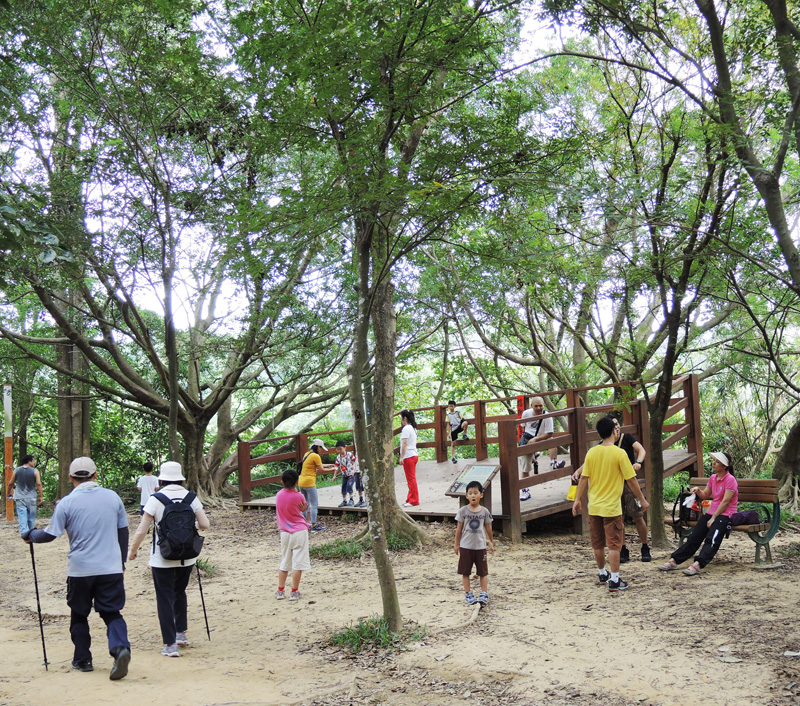 每逢假日觀音山可見全家總動員的遊客。（圖∕徐世雄 攝）