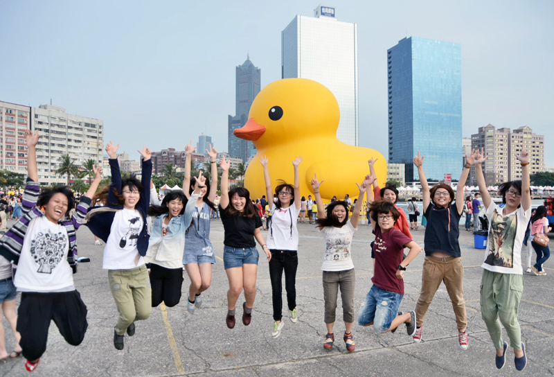 具療癒效果的黃色小鴨帶給台灣民眾不少歡樂。（圖∕鮑忠暉 攝）