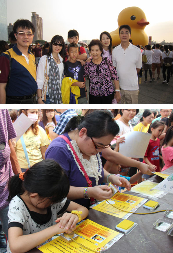 台北梁姓一家人全員出動到高雄賞小鴨(上圖)；民眾排隊索取小鴨畢業證書並蓋紀念章留念。（圖∕吳冠涵 攝‧高雄市政府新聞局 提供）