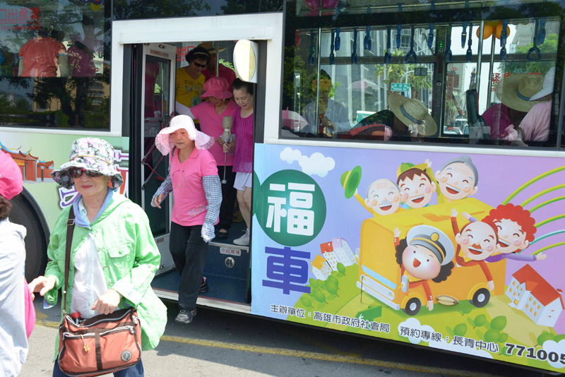 老玩童幸福專車帶領長輩輕鬆遊高雄。（圖∕高雄市政府社會局 提供）