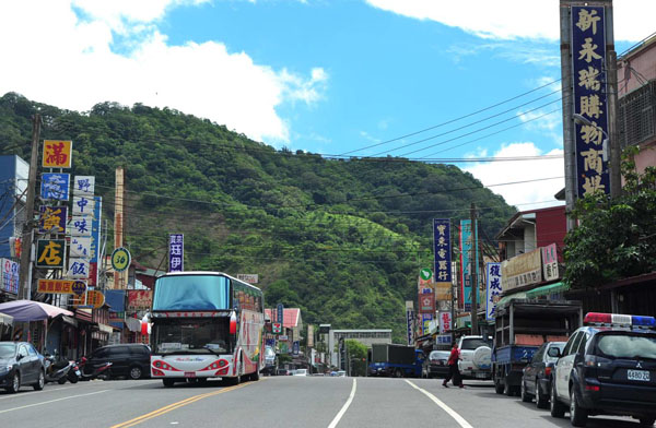 寶來大街上有許多食堂可享用當地山產美食。（圖∕鮑忠暉 攝）