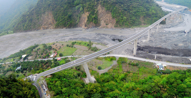 壯觀的得樂日嘎橋縫補災區重建一條安全回家的路。（圖∕高雄市政府工務局  提供）