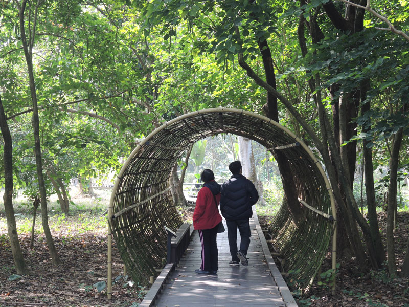 新威森林公園裡有許多造景提供民眾遊憩。（圖∕徐世雄 攝）