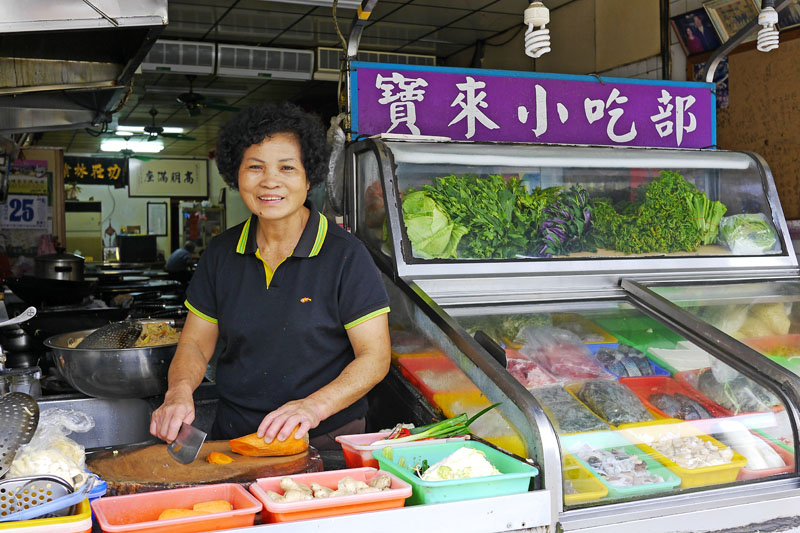 寶來大街的餐廳可以吃到當地特色美食。（圖∕張簡英豪 攝）