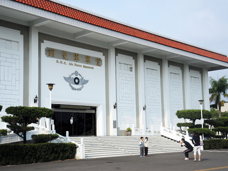 空軍軍史館吸引不少親子遊客參觀。（圖∕徐世雄 攝）