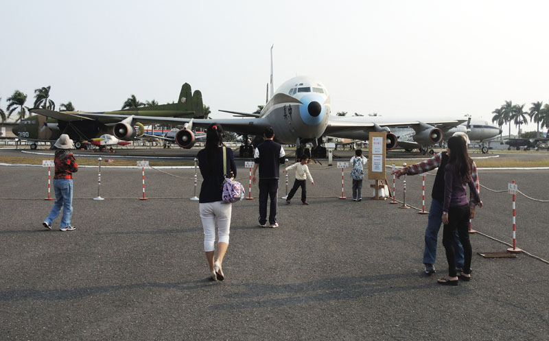 空軍軍史館的的軍機展示場展示各式空軍汰換軍機。（圖∕徐世雄 攝）